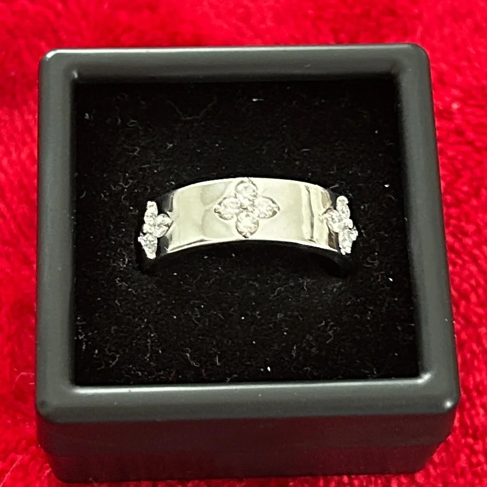 Moissanite Diamond‎ clover band ring size 8